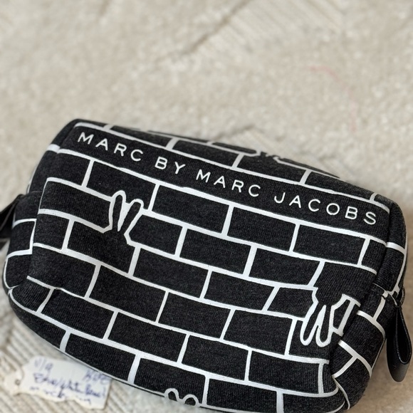 Marc Jacobs cosmetic bag - Picture 1 of 2